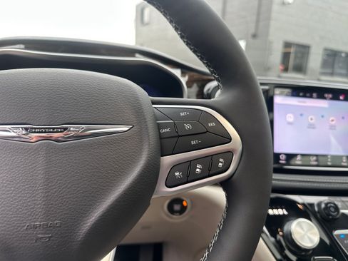 Used 2023 Chrysler Pacifica Limited w/ Uconnect Theater Family Group FWD image 37