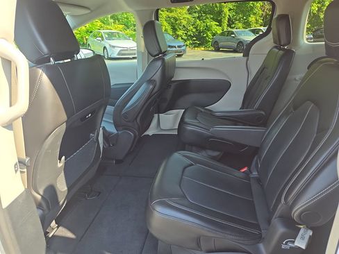 Used 2024 Chrysler Pacifica Touring-L FWD image 24