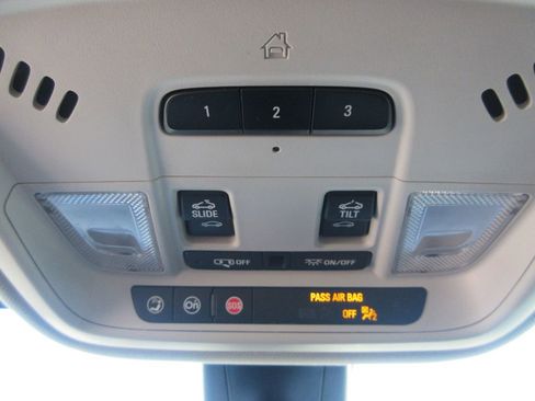 Used 2021 Chevrolet Traverse Premier image 37