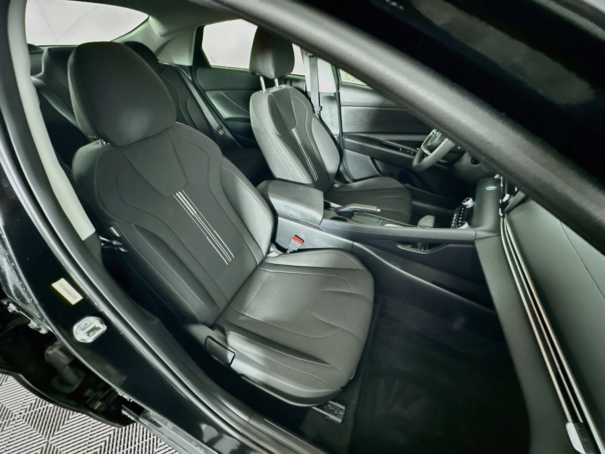 Used 2023 Hyundai Elantra SEL w/ Preferred Accessory Package FWD image 30