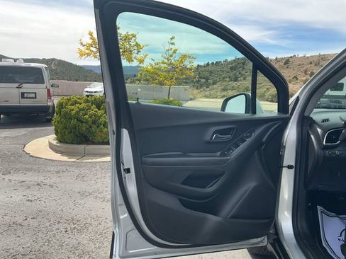 Used 2021 Chevrolet Trax LT AWD/4WD image 13
