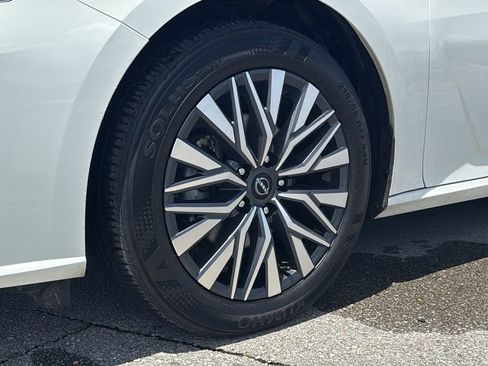 Used 2025 Nissan Altima 2.5 SV FWD image 9