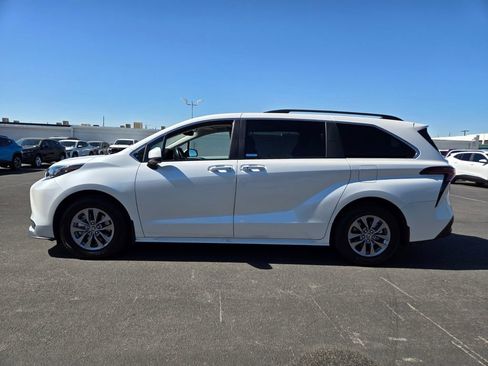 Used 2025 Toyota Sienna XLE FWD image 3