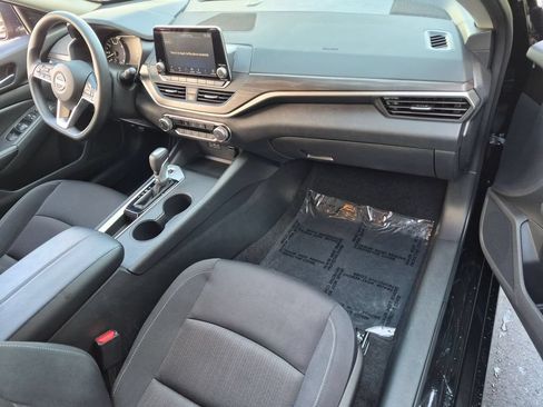 Used 2025 Nissan Altima 2.5 SV FWD image 29