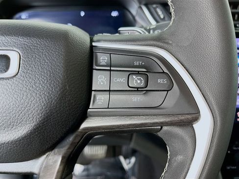 Used 2023 Jeep Grand Cherokee Limited AWD/4WD image 17
