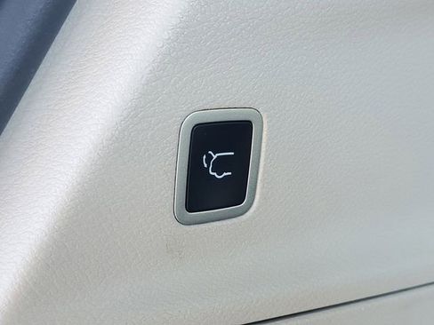 Used 2023 Chrysler Pacifica Touring-L image 9