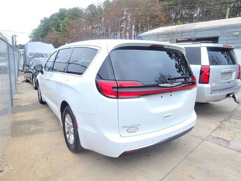 Used 2024 Chrysler Pacifica Touring-L image 5