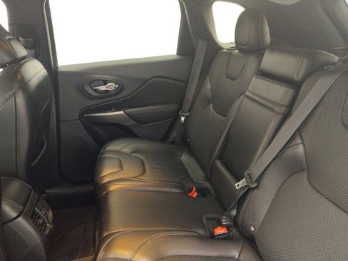 Used 2019 Jeep Cherokee Limited image 18