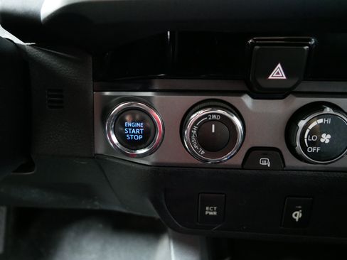 Used 2017 Toyota Tacoma TRD Sport w/ Tow Package (A/T) AWD/4WD image 31
