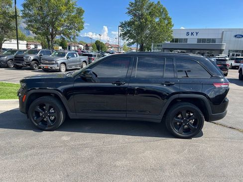 Used 2023 Jeep Grand Cherokee Altitude AWD/4WD image 13