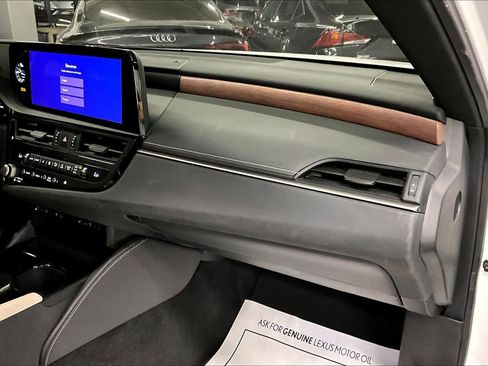 Used 2025 Lexus ES 300h w/ Premium Package image 18