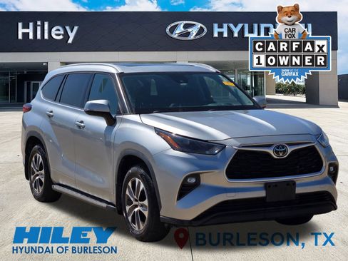 Used 2022 Toyota Highlander XLE FWD image 1