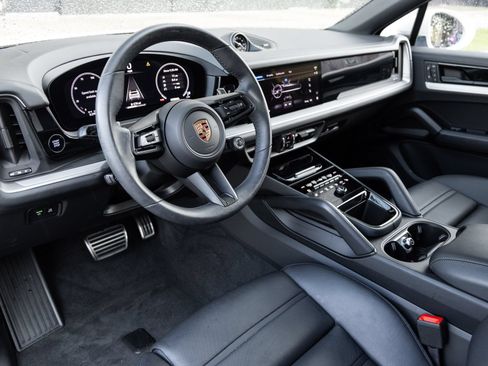 Certified 2026 Porsche Cayenne Coupe AWD/4WD image 4