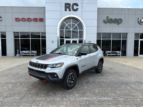 Used 2025 Jeep Compass Trailhawk AWD/4WD image 4