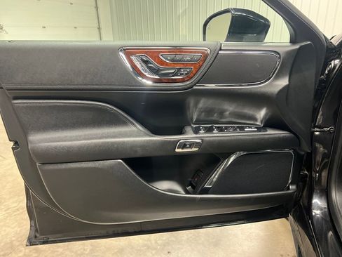 Used 2019 Lincoln Continental Select w/ Continental Climate Package image 10