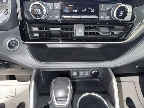 Used 2024 Toyota Highlander LE image 25
