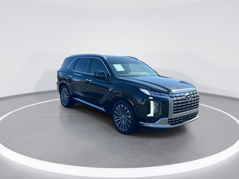 Used 2024 Hyundai Palisade Calligraphy FWD image 2