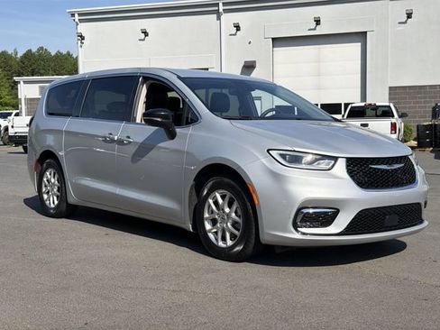 Used 2024 Chrysler Pacifica Touring-L FWD image 14