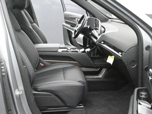 Used 2026 Cadillac Vistiq Luxury w/ LPO, Floor Liner Package AWD/4WD image 11