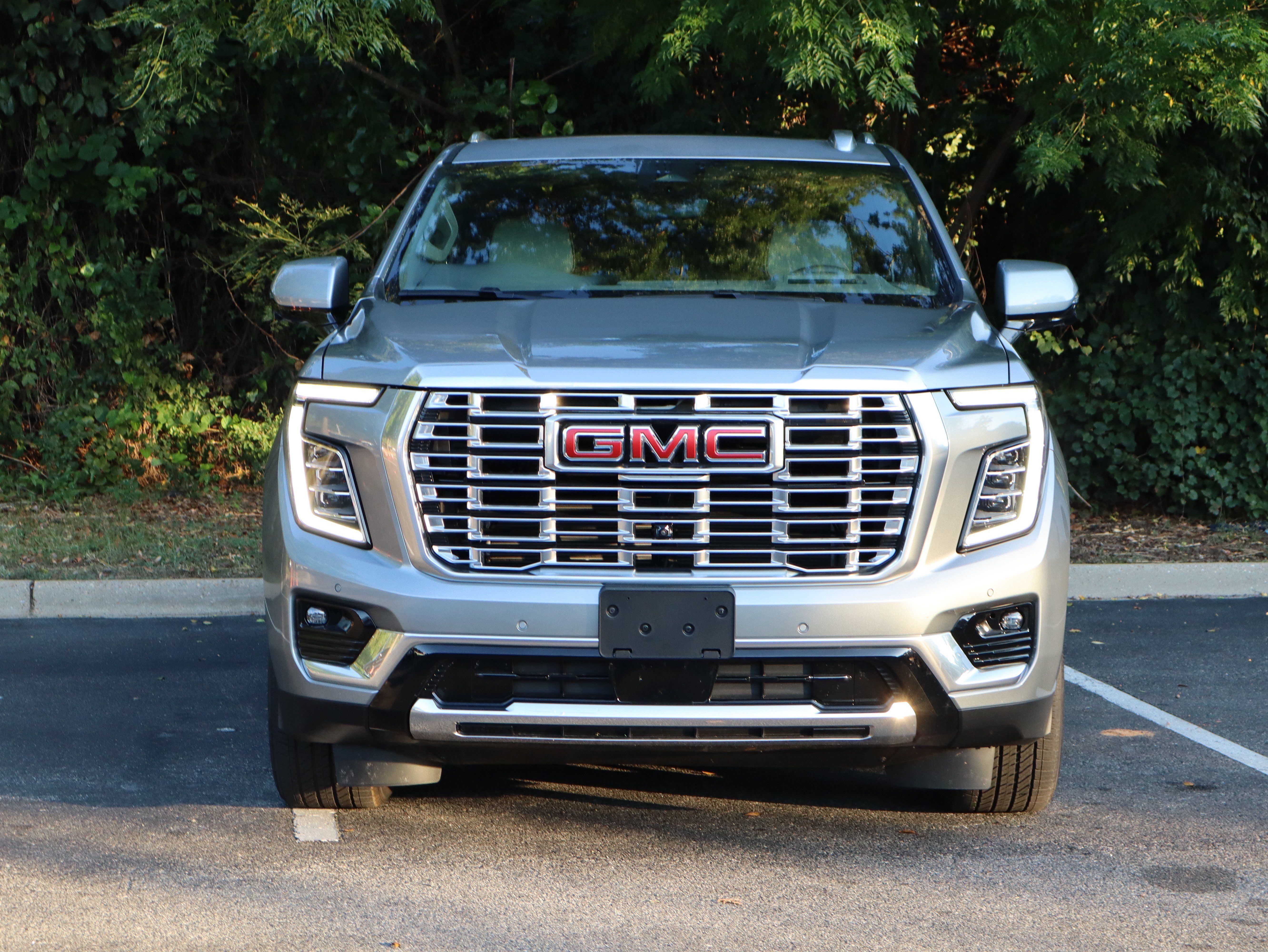 Used 2026 GMC Yukon XL Denali w/ Denali Reserve Package AWD/4WD image 3