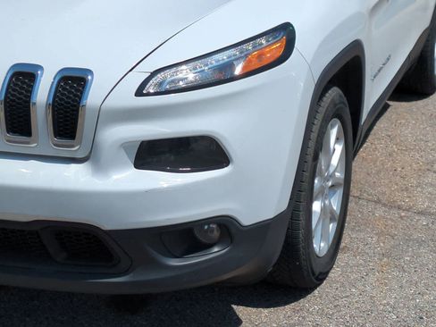 Used 2018 Jeep Cherokee Latitude Plus w/ Cold Weather Group FWD image 11