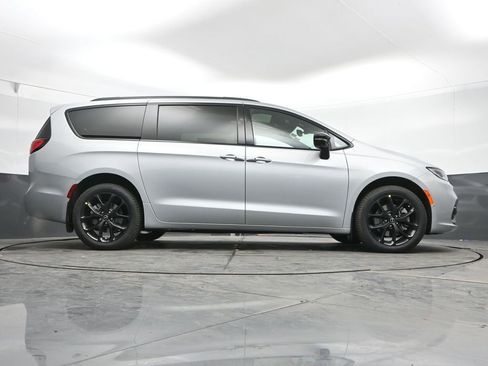 New 2026 Chrysler Pacifica Select w/ S Appearance Package AWD/4WD image 40