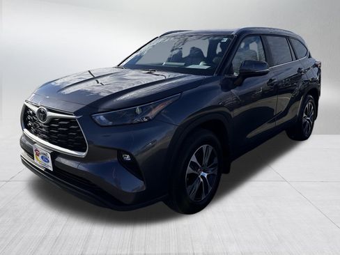 Used 2024 Toyota Highlander XLE image 3