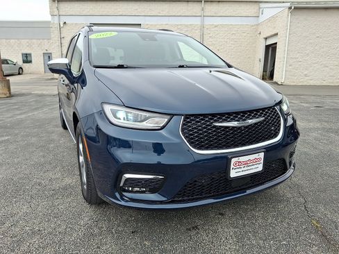 Used 2022 Chrysler Pacifica Limited w/ Uconnect Theater Family Group AWD/4WD image 3
