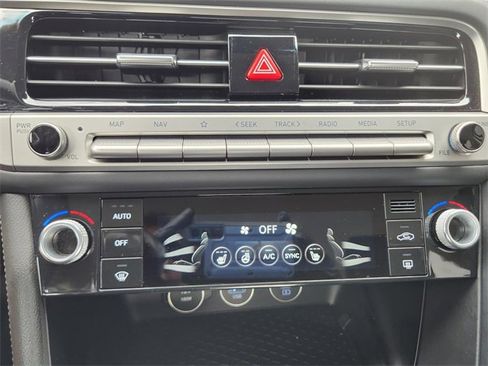 Used 2025 Genesis G70 2.5T image 14