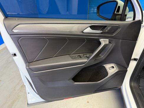 Used 2024 Volkswagen Tiguan SE w/ Panoramic Sunroof Package FWD image 9