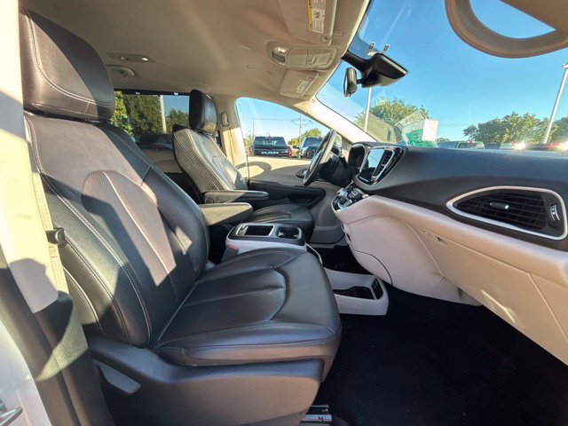 Used 2024 Chrysler Pacifica Touring-L FWD image 10