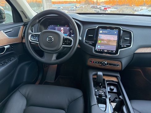 Used 2025 Volvo XC90 B6 Plus image 17