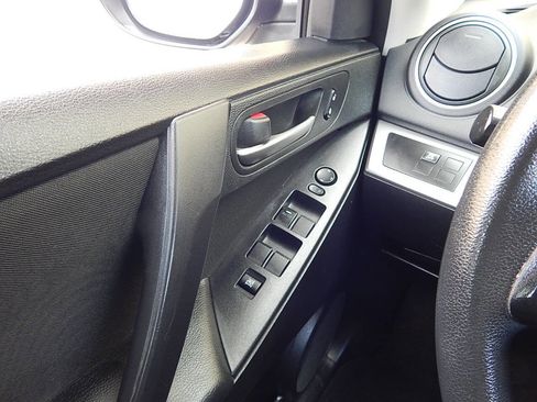 Used 2013 MAZDA MAZDA3 i Sport image 18