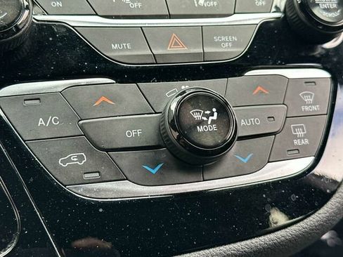 Used 2019 Chrysler Pacifica Limited w/ Advanced Safetytec Group FWD image 27