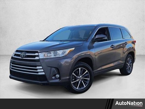 Used 2018 Toyota Highlander XLE image 1