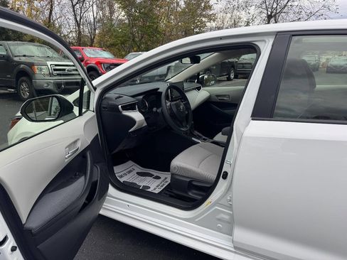 Used 2021 Toyota Corolla LE image 9