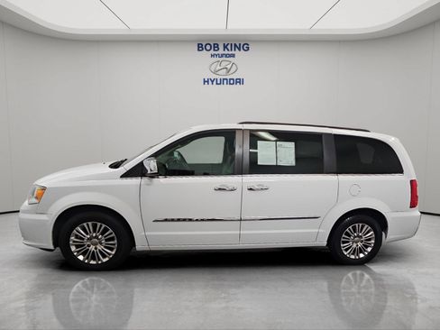 Used 2015 Chrysler Town & Country Touring-L w/ Driver Convenience Group FWD image 2
