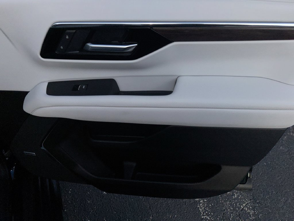 Used 2025 Chevrolet Suburban Premier RWD image 33
