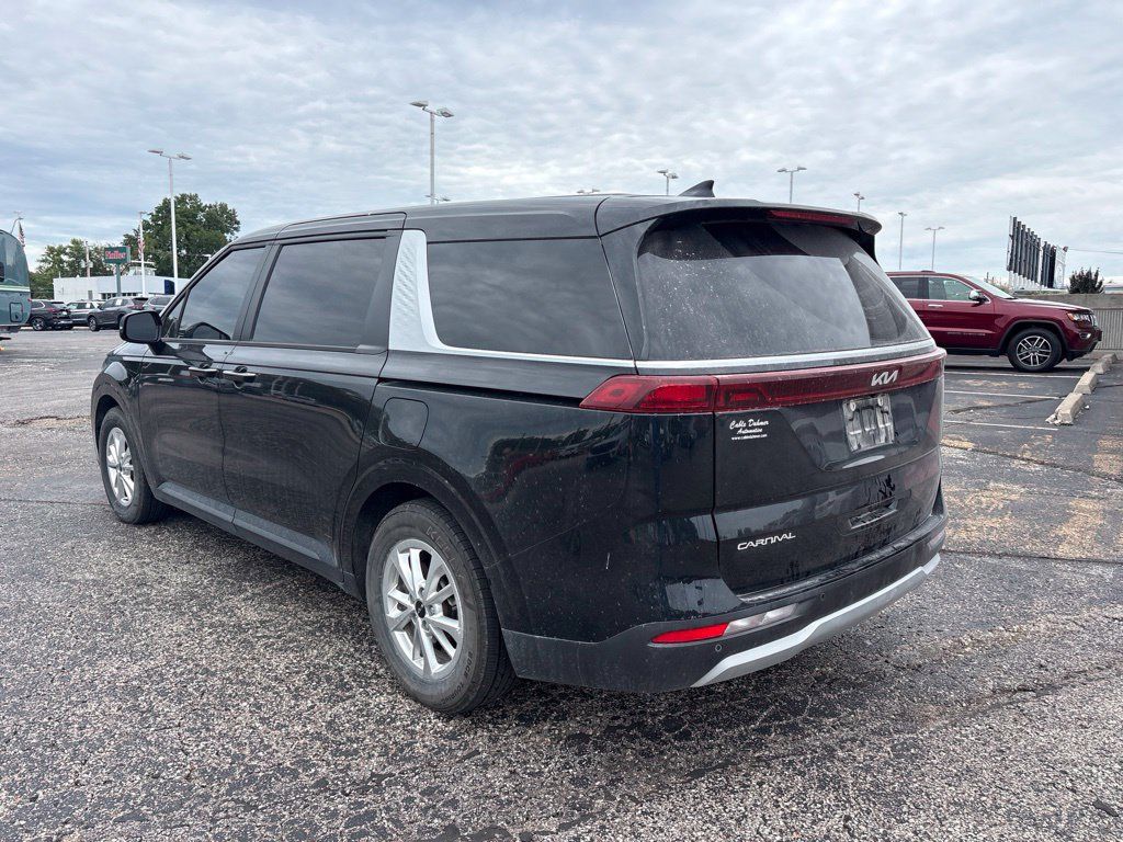 Used 2023 Kia Carnival LX FWD image 5