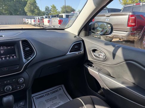 Used 2019 Jeep Cherokee Latitude w/ Popular Appearance Group FWD image 20