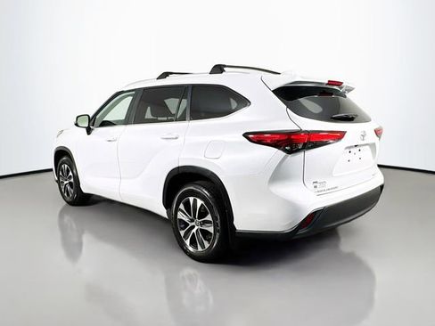 Certified 2023 Toyota Highlander XLE image 6