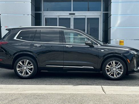 Used 2023 Cadillac XT6 Premium Luxury FWD image 3