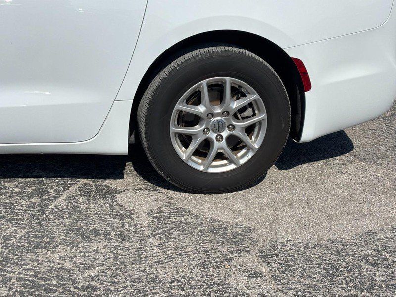 Used 2025 Chrysler Pacifica Select FWD image 12
