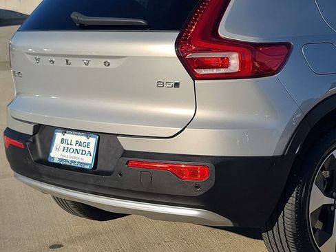 Used 2025 Volvo XC40 B5 Plus image 8