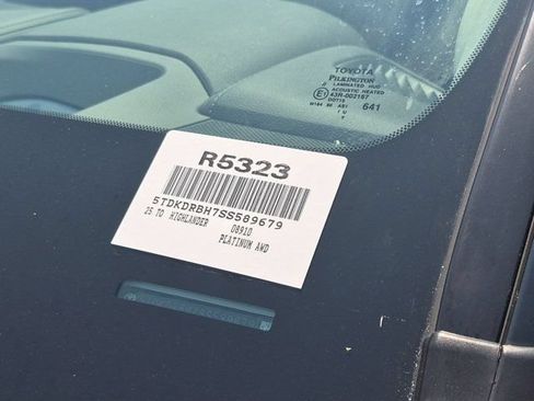 Certified 2025 Toyota Highlander Platinum AWD/4WD image 19