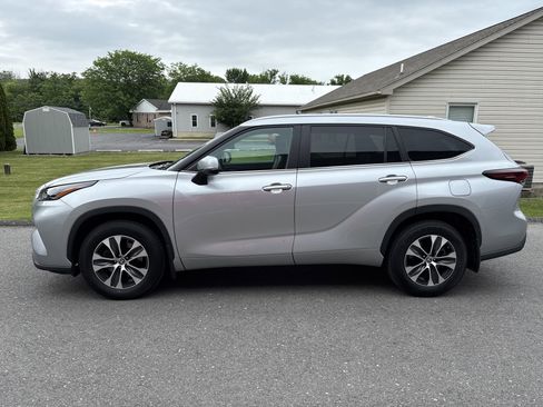 Used 2024 Toyota Highlander XLE AWD/4WD image 7