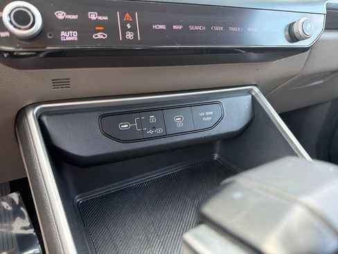 Used 2025 Kia Carnival FWD image 22