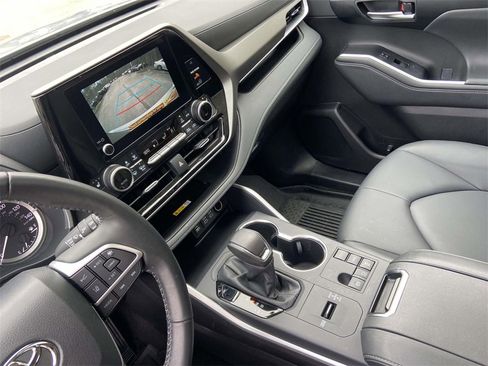 Used 2025 Toyota Highlander XLE image 24