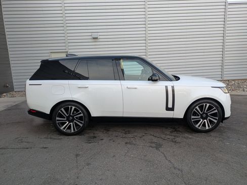 Used 2023 Land Rover Range Rover SE image 2