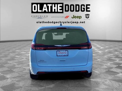 Used 2024 Chrysler Pacifica Touring-L image 28